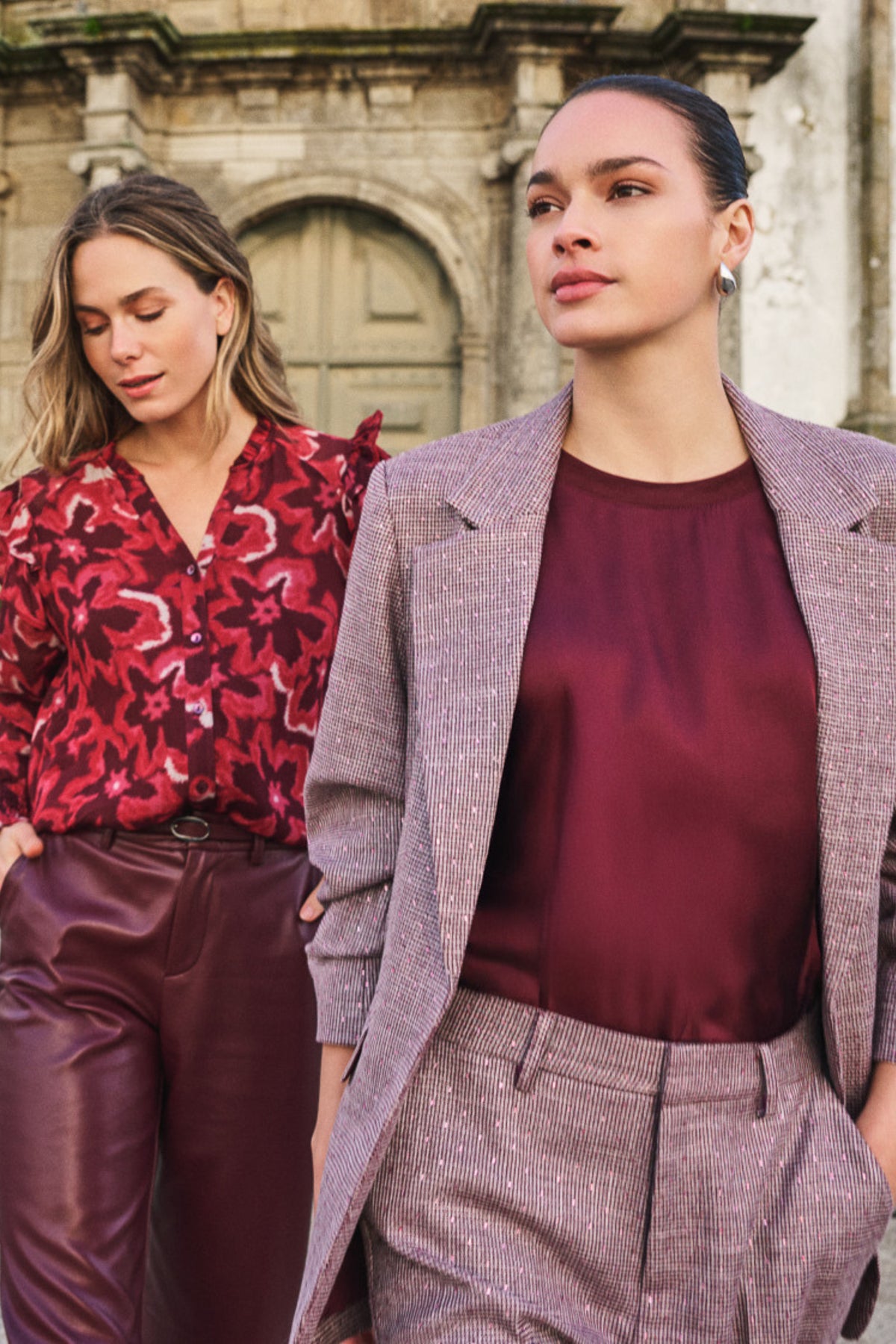 Blazer Fancy Strass Merlot van EsQualo, close-up van elegante merlot gekleurde blazer met strass details en moderne snit.