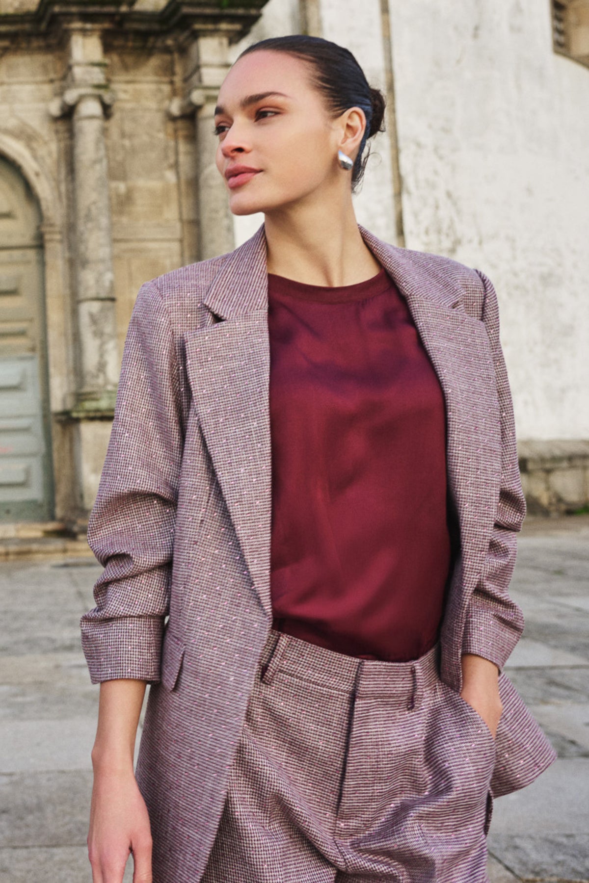 Blazer Fancy Strass Merlot van EsQualo, modieus merlotkleurig jasje met strass details, getoond op model.