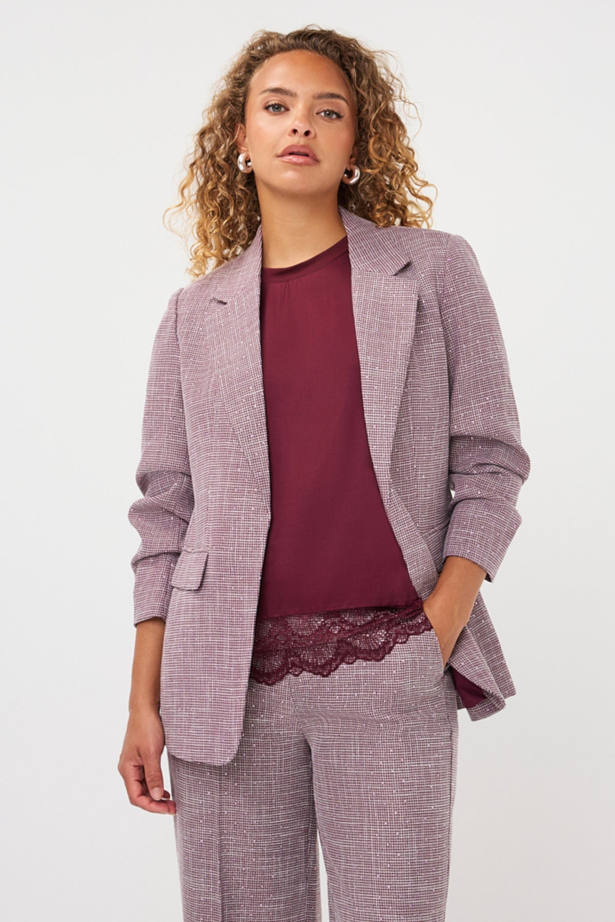 Blazer Fancy Strass Merlot van EsQualo, elegante damesblazer met glanzende strass details in dieprood, close-up van de voorkant.