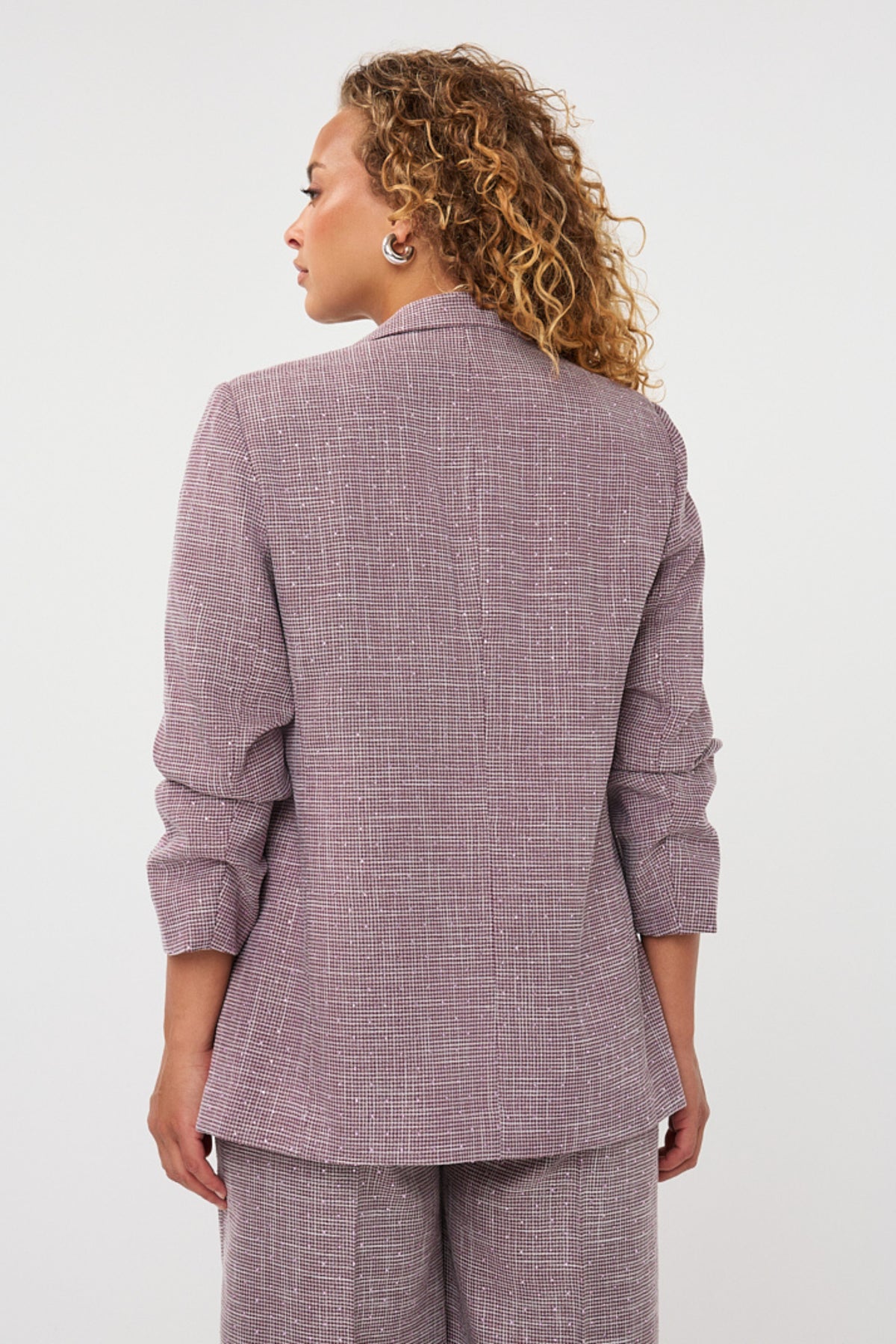 Blazer Fancy Strass Merlot van EsQualo, elegante merlotkleur blazer met strass details, gedragen door een model.
