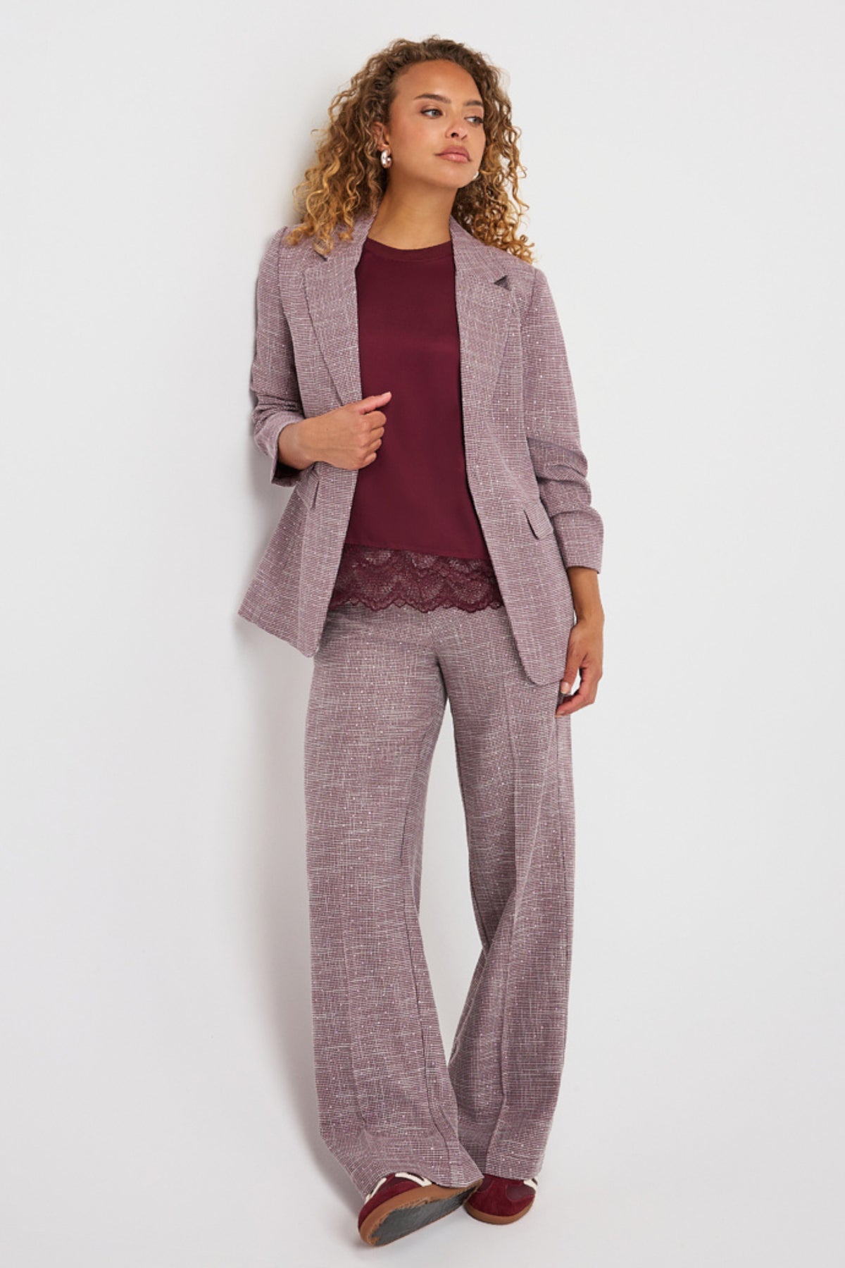 EsQualo Blazer Fancy Strass Merlot met glanzende details en stijlvolle pasvorm, zichtbaar op de afbeelding.