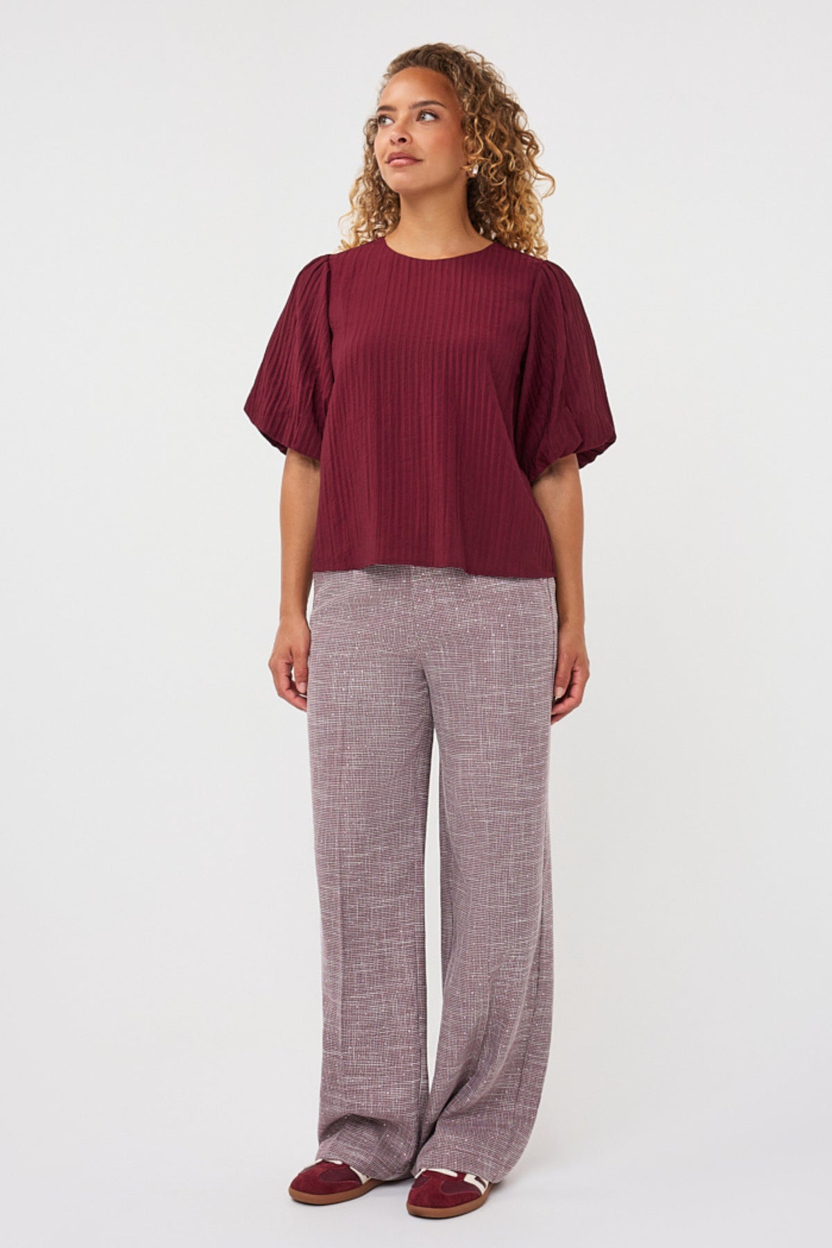 Donkere merlotkleurige Fancy Strass broek van EsQualo met glanzende versieringen en een opvallende pasvorm.