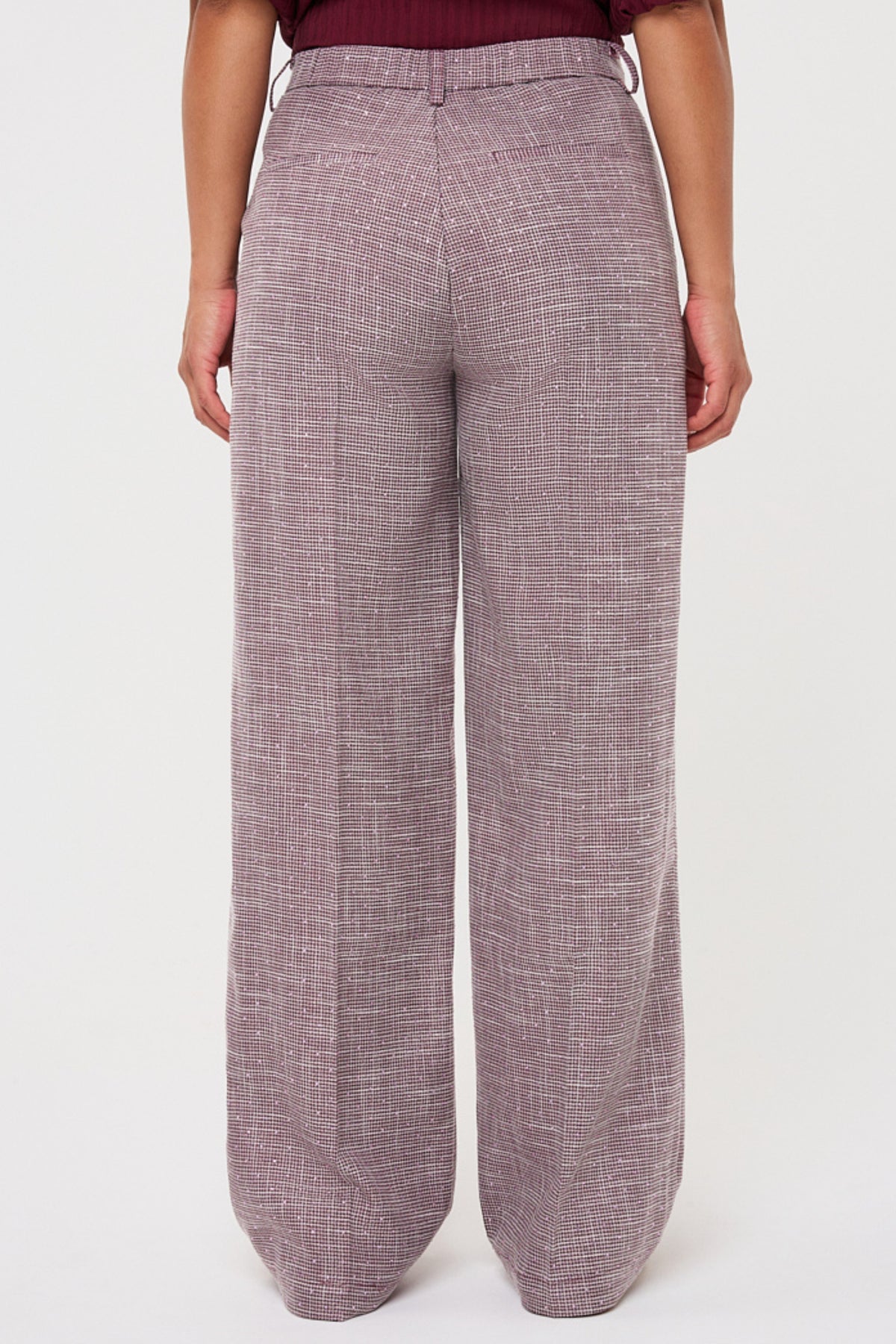 Elegante merlotkleurige broek van EsQualo met strass details, model Fancy Strass F26.10525, zichtbaar in de afbeelding