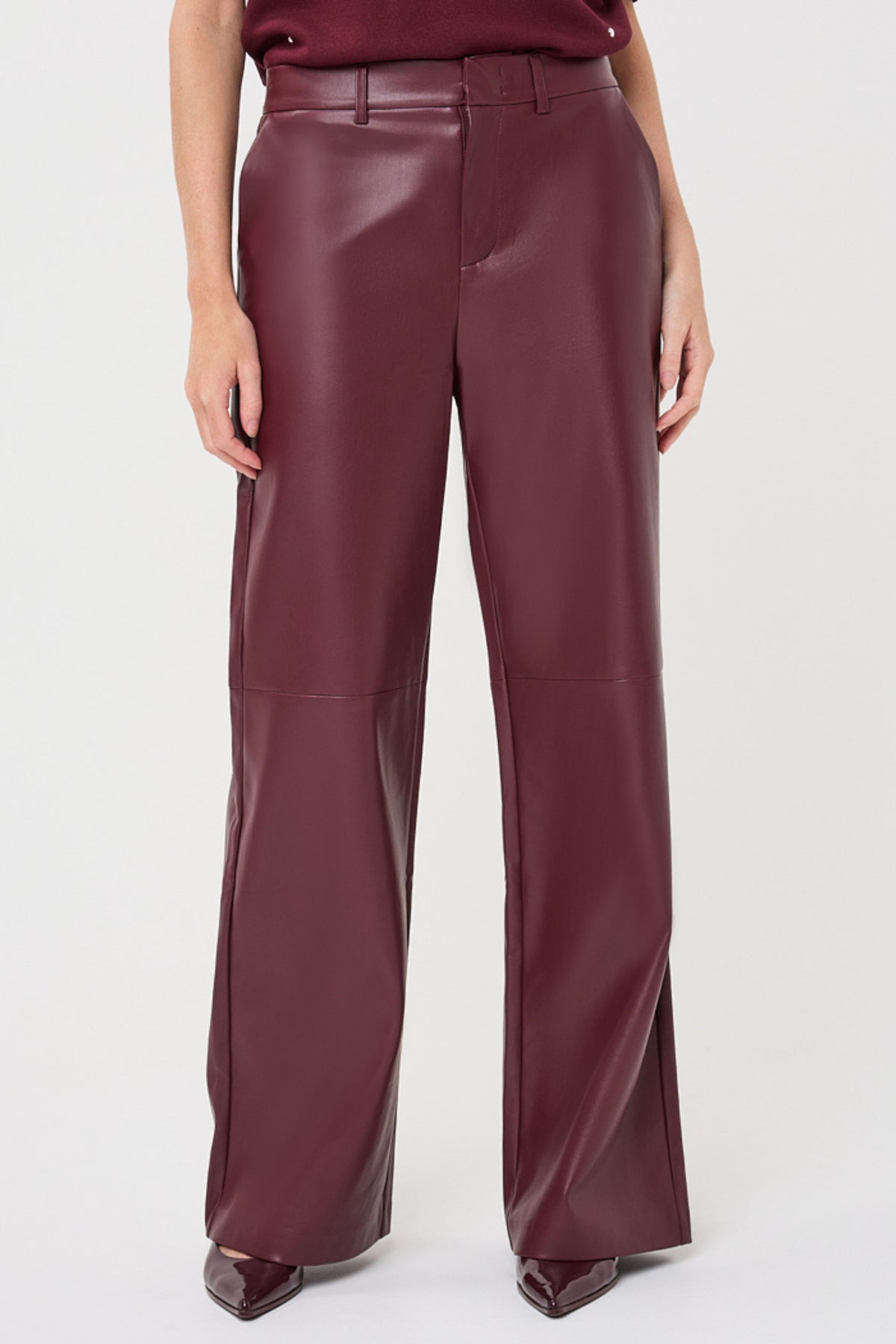 Zwarte brede broek van PU met een merlotkleurige tint, ontworpen door EsQualo, zichtbaar met een elastische tailleband.