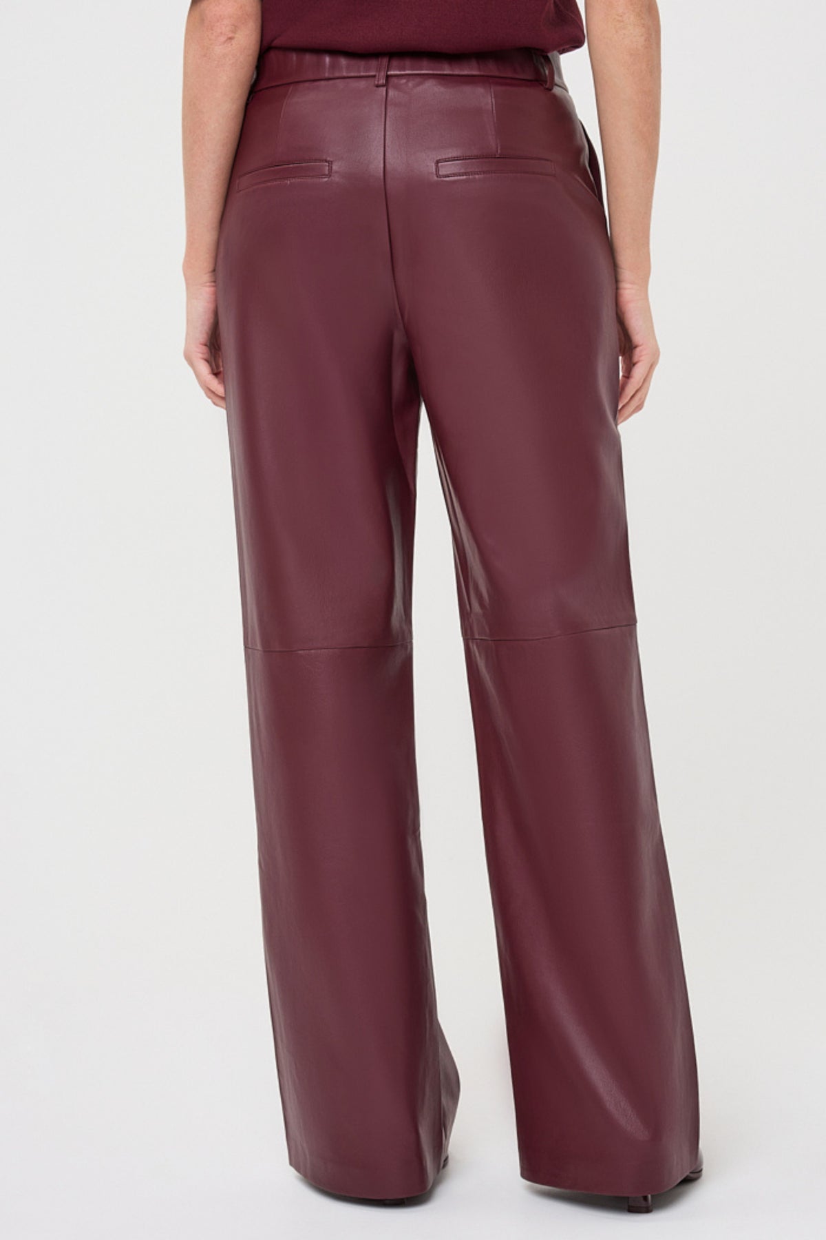 Brede merlotkleurige PU-broek van EsQualo, model Monique, getoond in een stijlvolle pasvorm en zachte textuur.