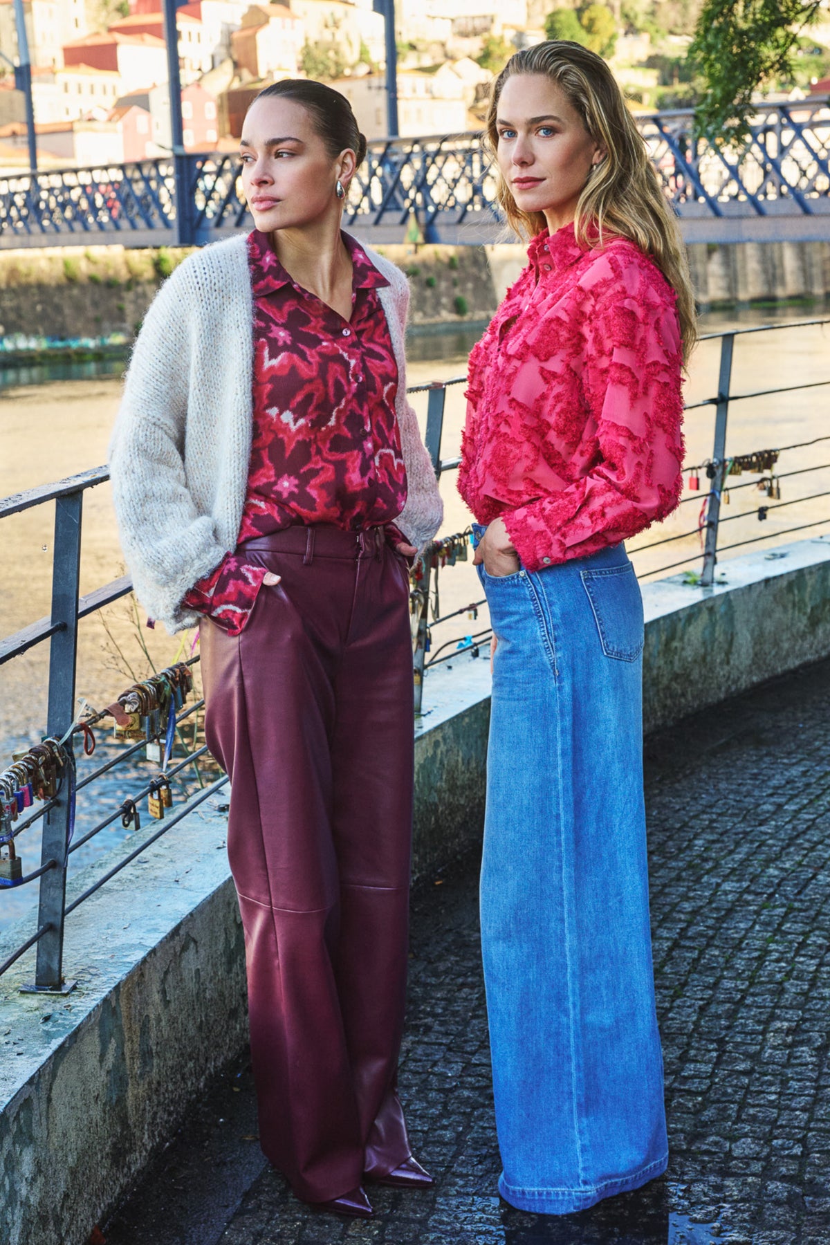 Wijdvallende PU broek in merlotkleur van EsQualo, model Monique, getoond op een mannequin.
