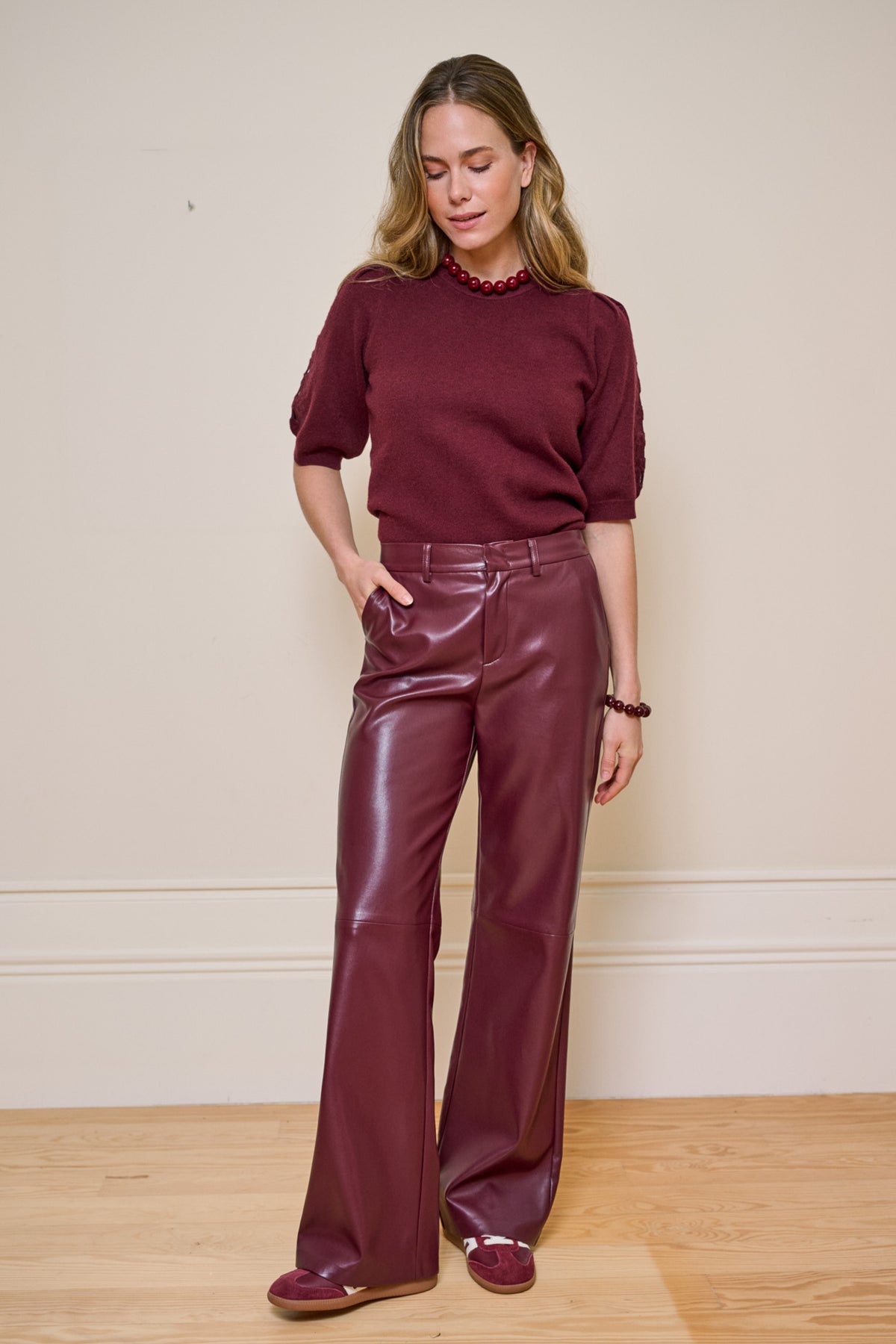 Lange brede PU broek in merlot kleur met wijde pijpen van EsQualo, zichtbaar op de afbeelding.
