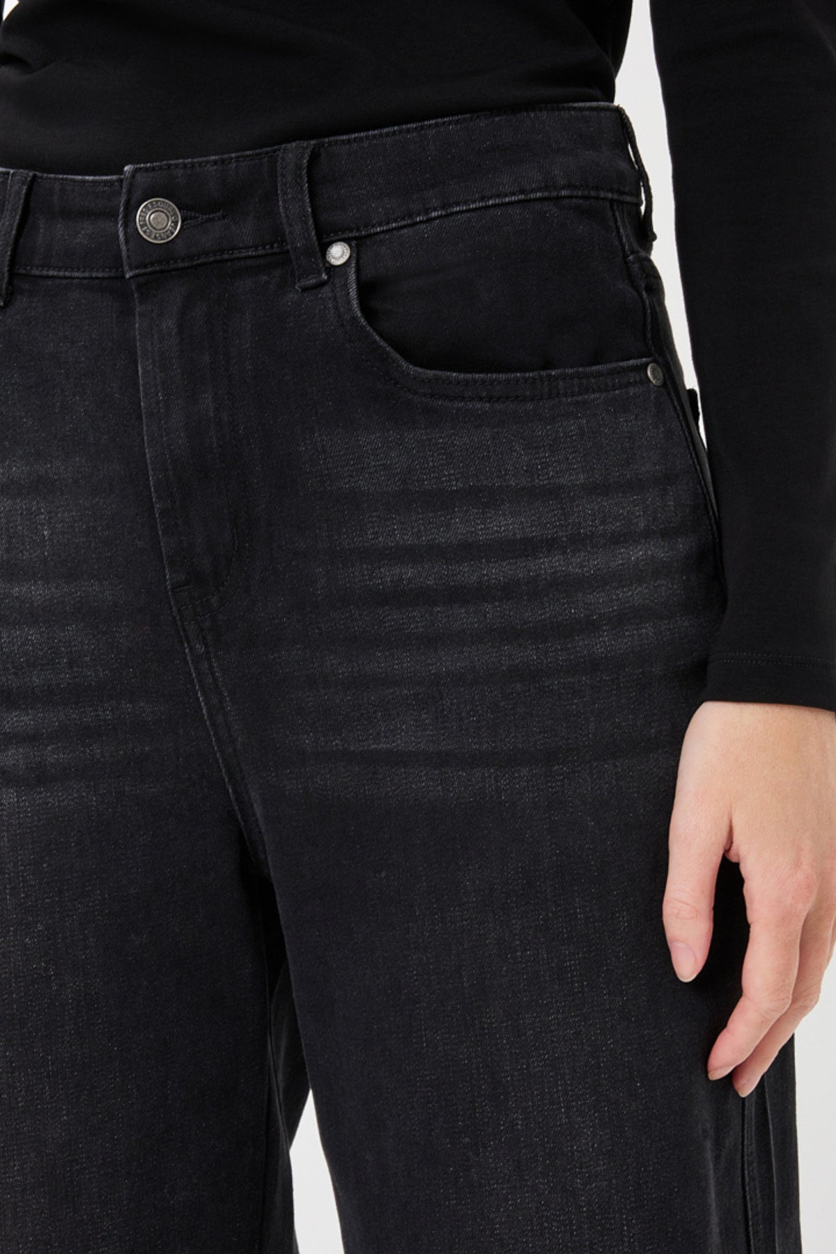 Donkere grijze denim jeans van EsQualo, model Barrrel, met een casual pasvorm en opvallende details op de afbeelding.