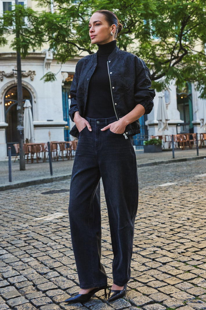 Donkere grijze jeans van EsQualo Barrel Denim met rechte snit, getoond op een model.