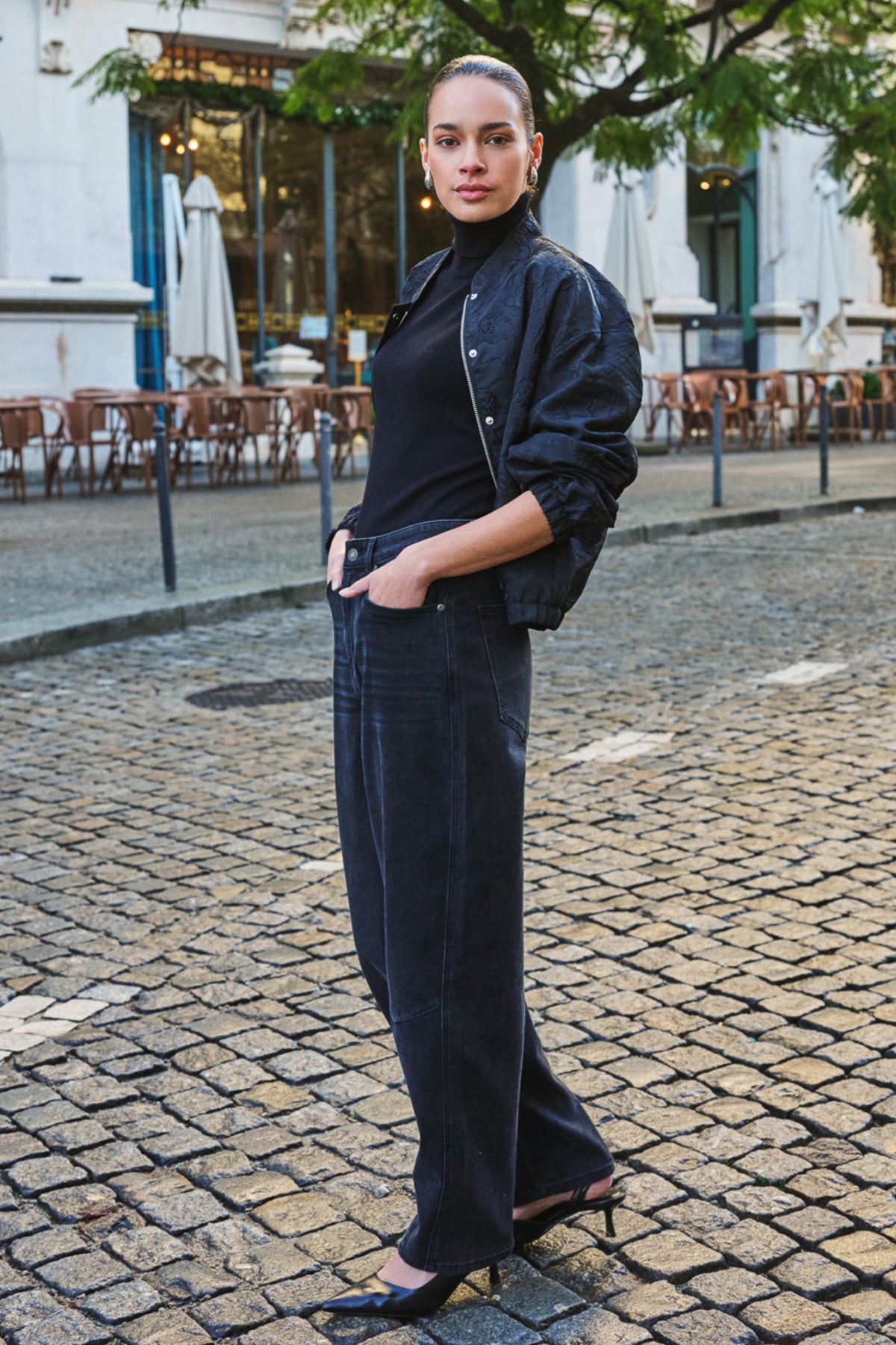 Donkere grijze denim jeans van EsQualo, model Barrrel Denim F26.12507, getoond op een model met een casual uitstraling.