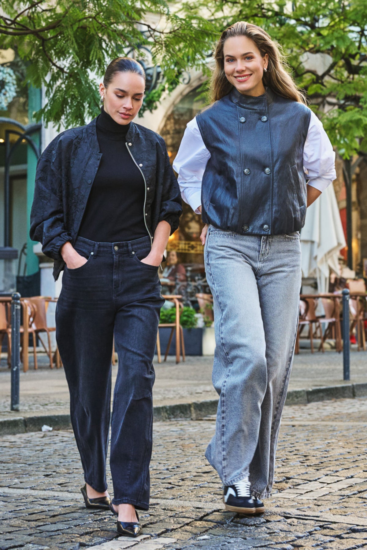 Donkergrijze denim jeans van EsQualo, model Barrrel Denim F26.12507, met een moderne pasvorm en naden zichtbaar op de afbeelding.