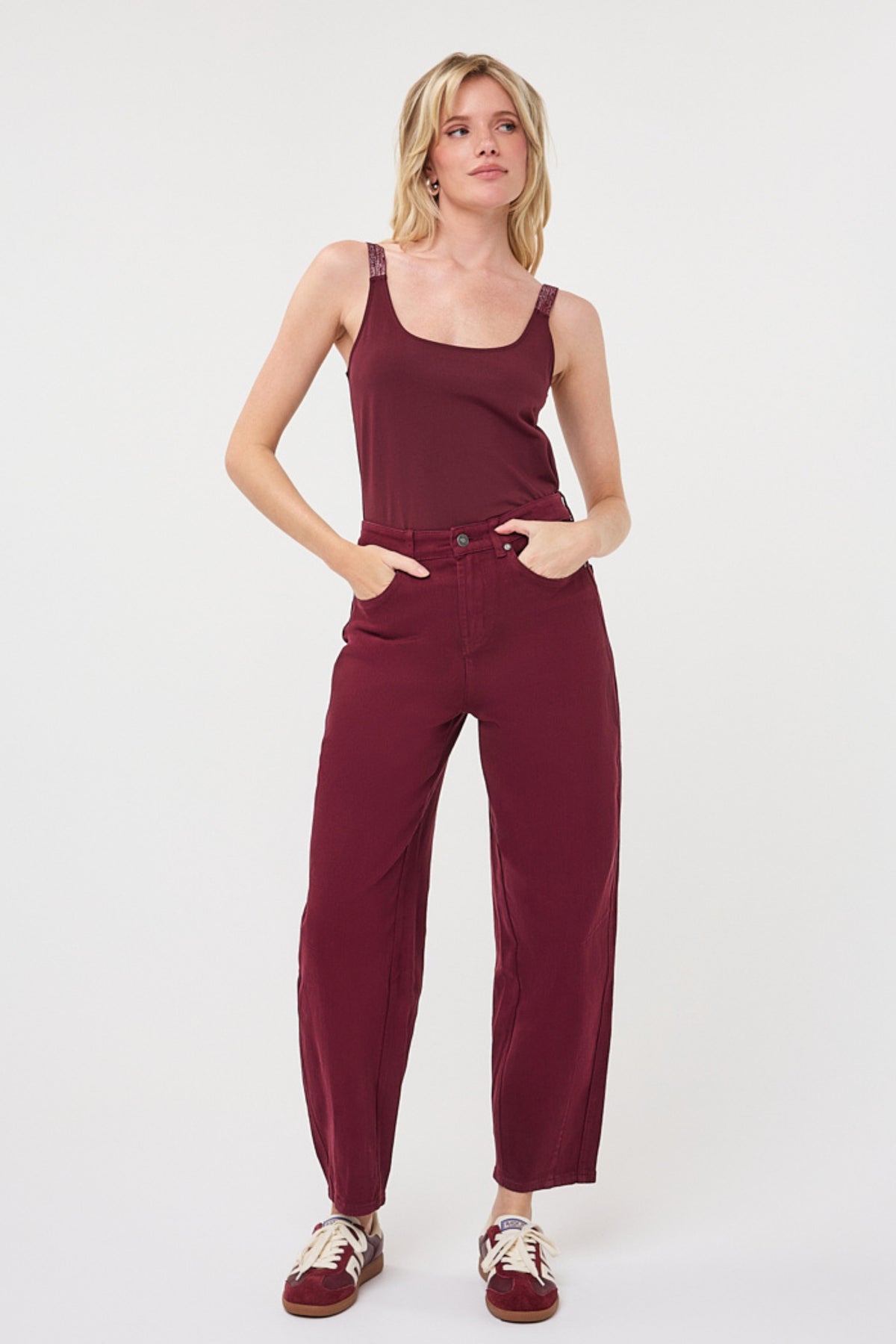 Donkere Merlot jeans van EsQualo met rechte pasvorm en denimstof, getoond op een model in een lichte inrichting.