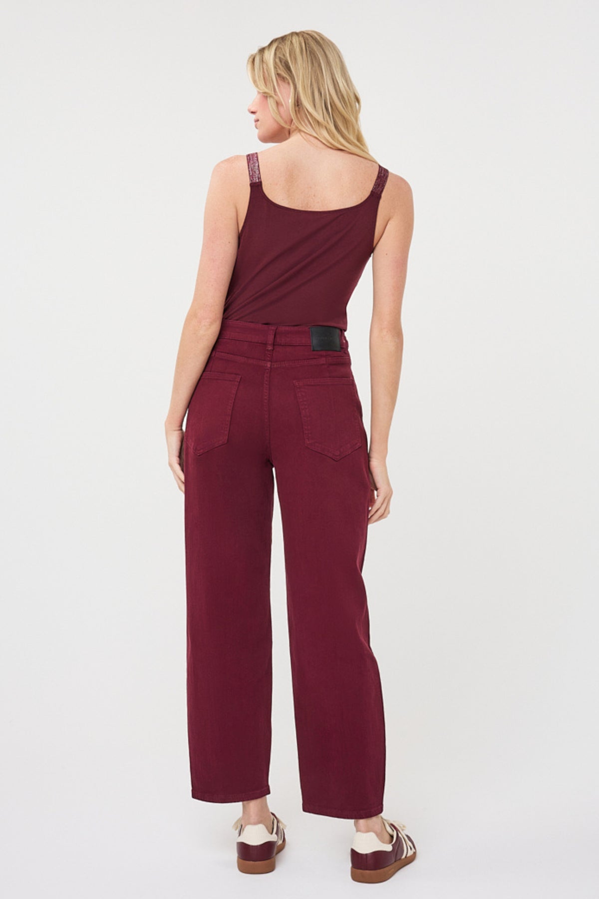 Donkere Merlot jeans van EsQualo met rechte pasvorm en denim stof, getoond op een model.