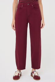 Donkere denim jeans van EsQualo, model Barrrel Denim Merlot F26.12507, getoond in een close-up met detail van de stof.