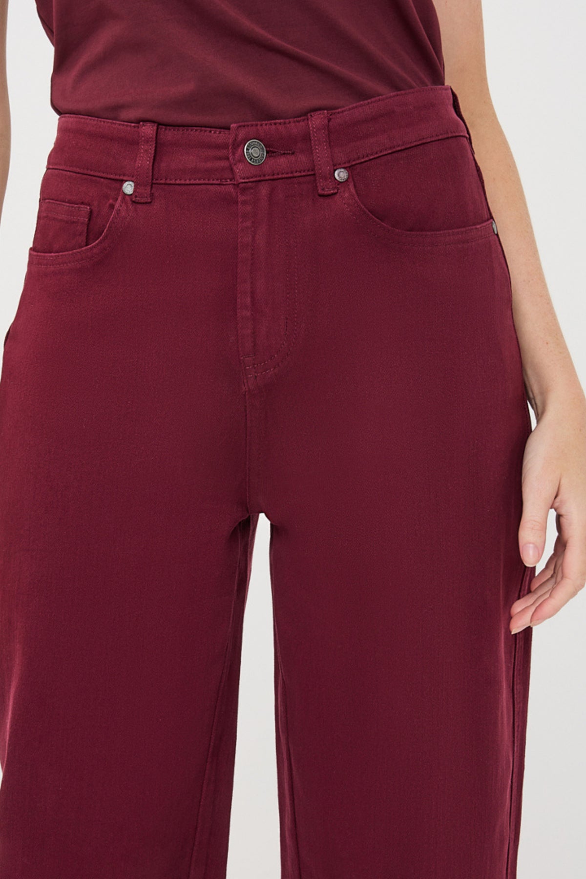 EsQualo jeans Barrrel Denim Merlot F26.12507 met rechte pasvorm en diepe merlot kleur, getoond op model.