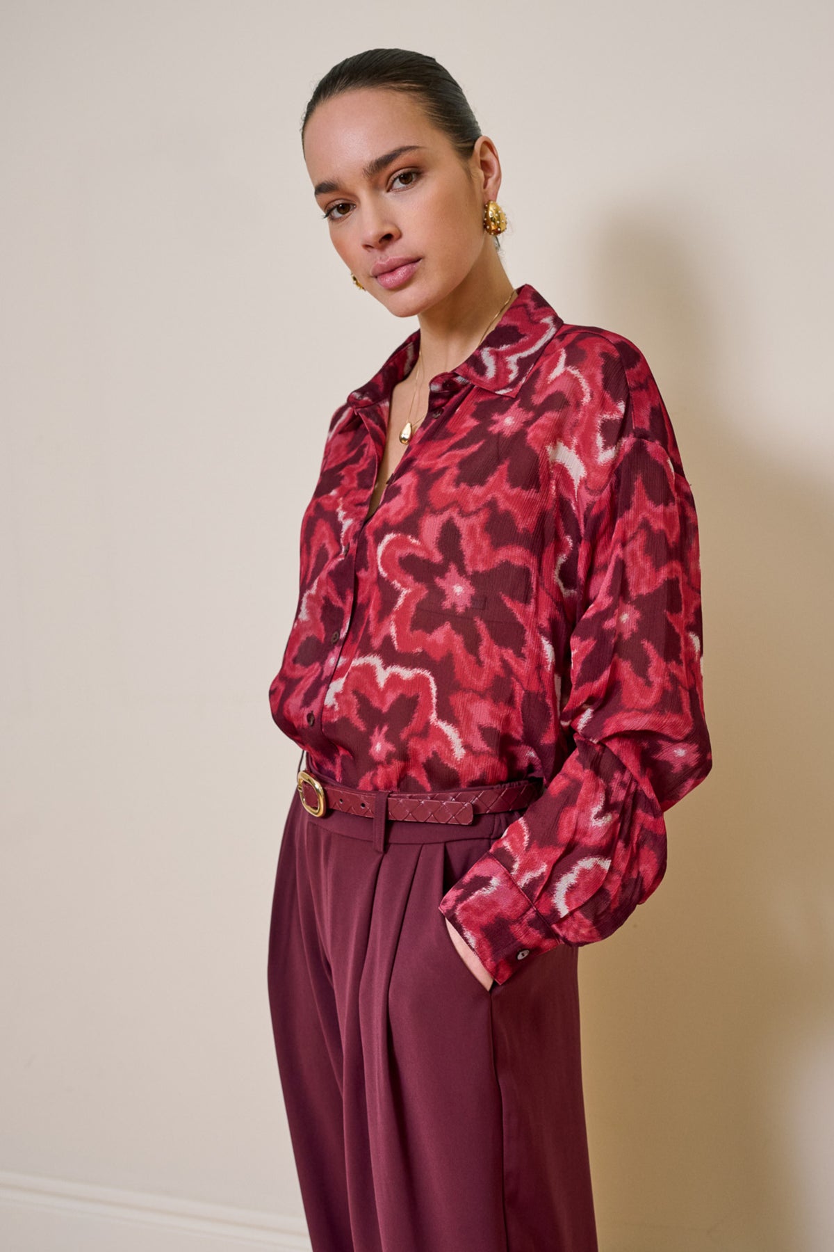Blouse Autumn Bloom Print van EsQualo met bloemenpatroon, zijaanzicht en knoopsluiting, lichtgewicht en elegante stijl.