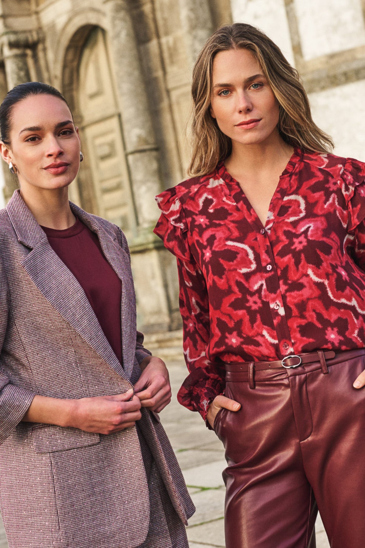 Elegante EsQualo blouse met ruffle details en herfstbloemenprint, casual en stijlvol voor dames.