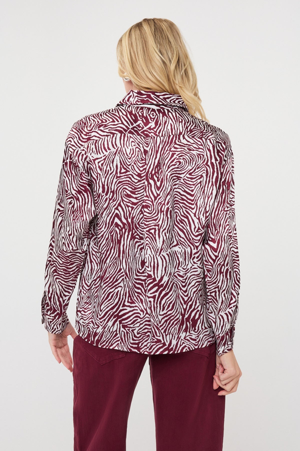 Oversized zebra print blouse van EsQualo, basic model met losse pasvorm en zwart-witte strepen, gedragen door een model.