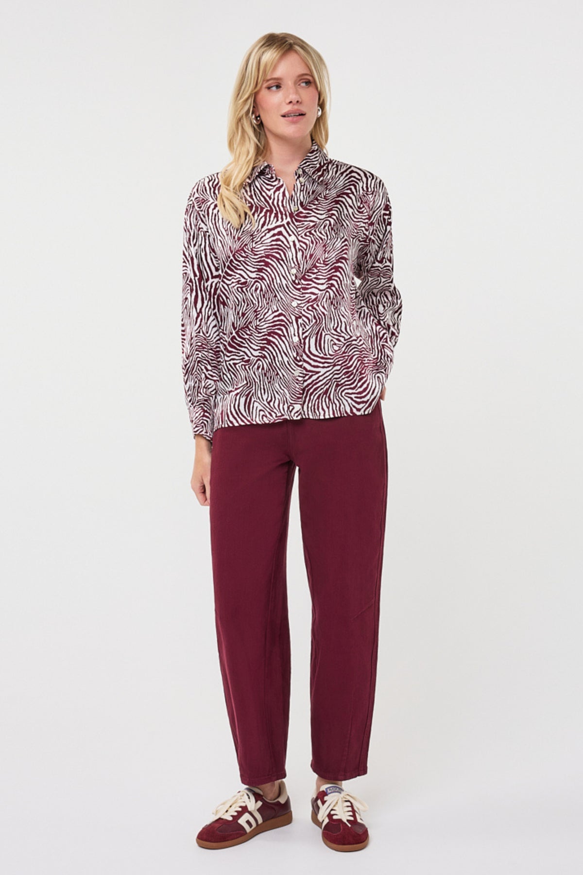 Donkere denim jeans van EsQualo, model Barrrel Denim Merlot F26.12507, getoond op een model, met ritssluiting en pasvorm.