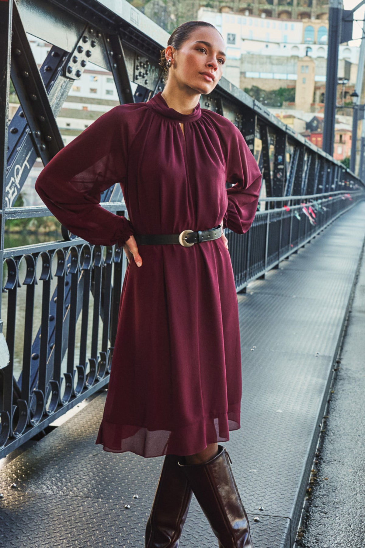 Elegante wijde jurk van chiffon met mock neck in merlotkleur door EsQualo, getoond op een model.