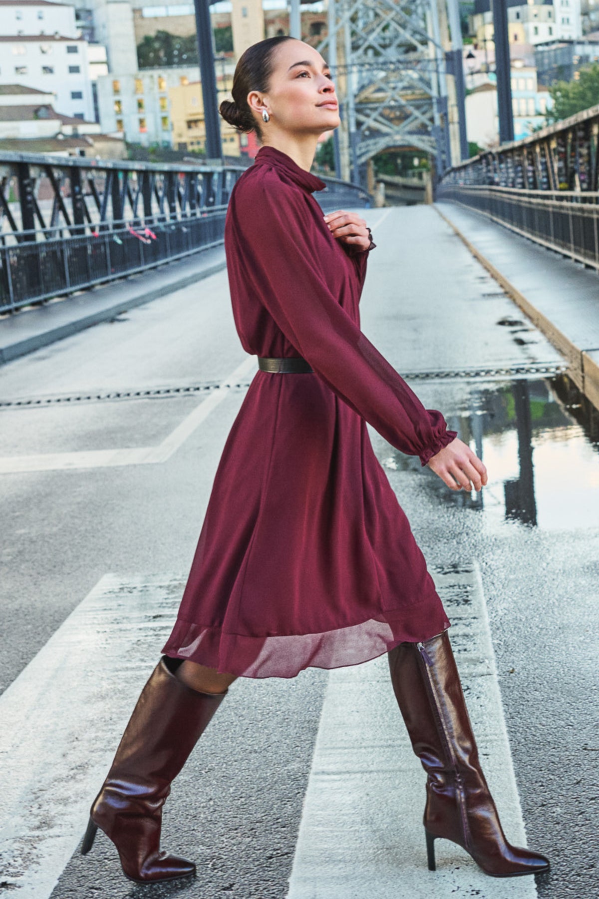 Elegante merlotkleurige chiffon jurk met mock neck van EsQualo, vloeiende stof en modieuze uitstraling, geschikt voor speciale gelegenheden.