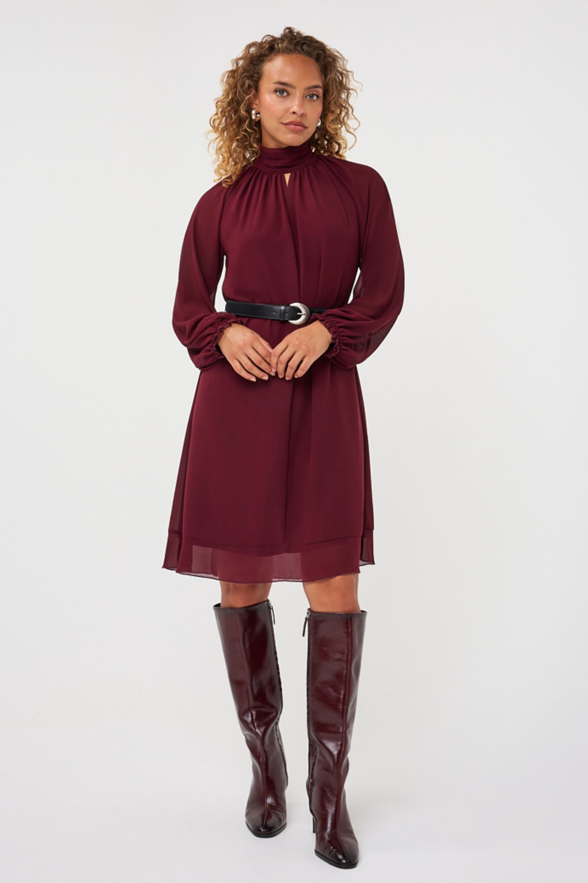 Zwarte chiffon jurk met hoge hals en lange mouwen van EsQualo, model Monique, elegante uitstraling.