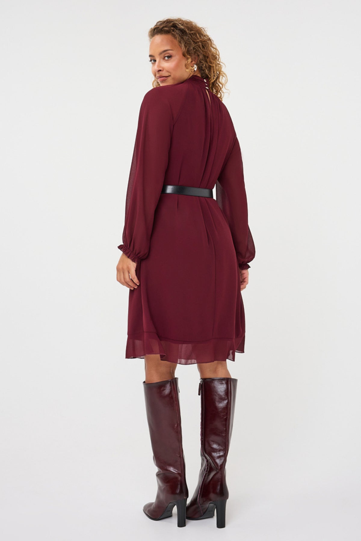 Vrouwelijke chiffon jurk met mock neck in merlotkleur van EsQualo, elegant en vloeiend materiaal voor speciale gelegenheden