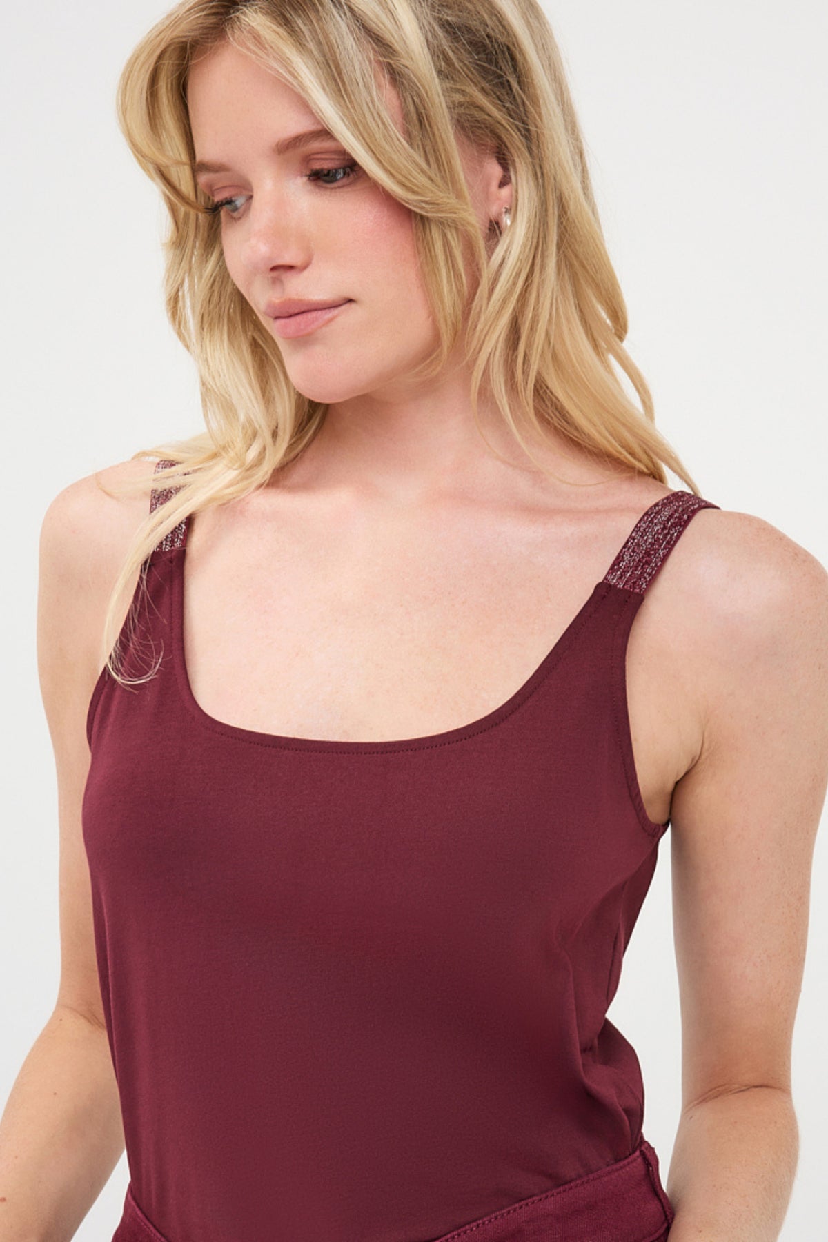 Zwart lurex singlet met smalle schouderbanden van EsQualo, glanzend en elegant, getoond op een model.