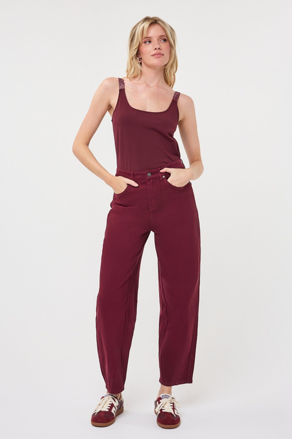 Lurex singlet met smalle bandjes in merlotkleur van EsQualo, glanzende stof en comfortabele pasvorm.