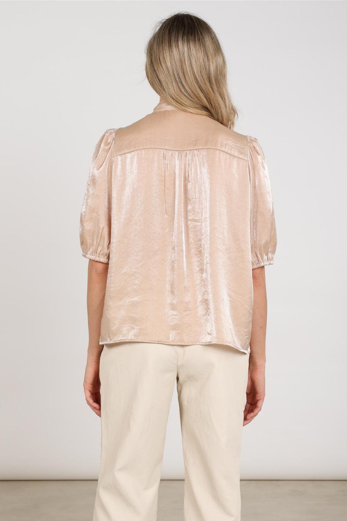 Nukus blouse Alberta Bow Sand met strikdetail en lange mouwen, licht zandkleurige katoenen top voor dames
