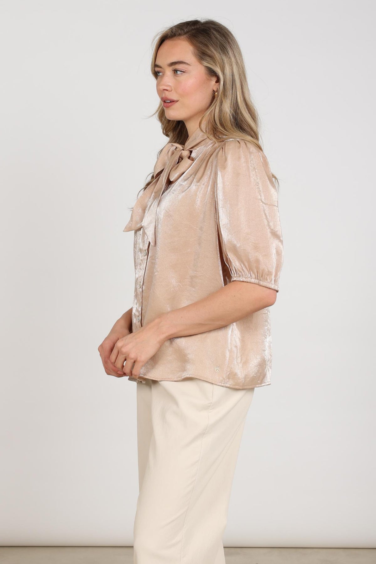 Nukus blouse Alberta Bow Sand met geknoopte details en zachte stof, zichtbaar in de afbeelding