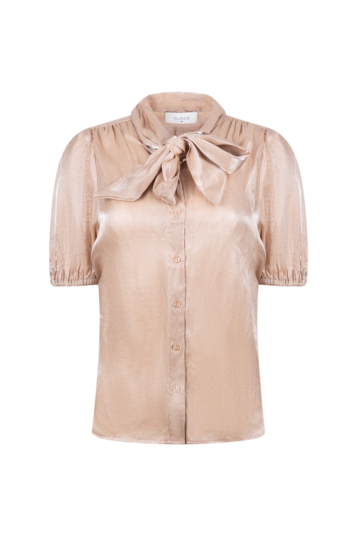 Lichte witte blouse Alberta Bow van Nukus met geknoopte details, gedragen door een model, zichtbaar op de foto.