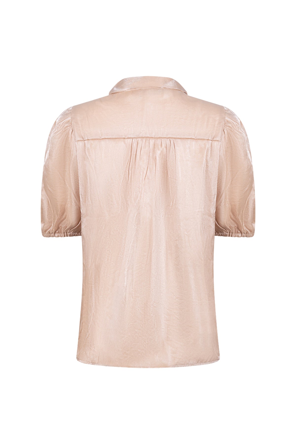 Blouse Alberta Bow Sand van Nukus, lichtbruine blouse met boogdetail, gedragen door een model op een lichte achtergrond.