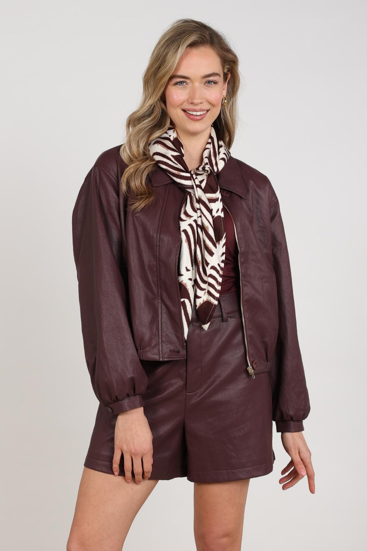 Lichte offwhite sjaal met kersenprint van Nukus, Cici collectie, zachte stof en stijlvolle accessoire voor dames.