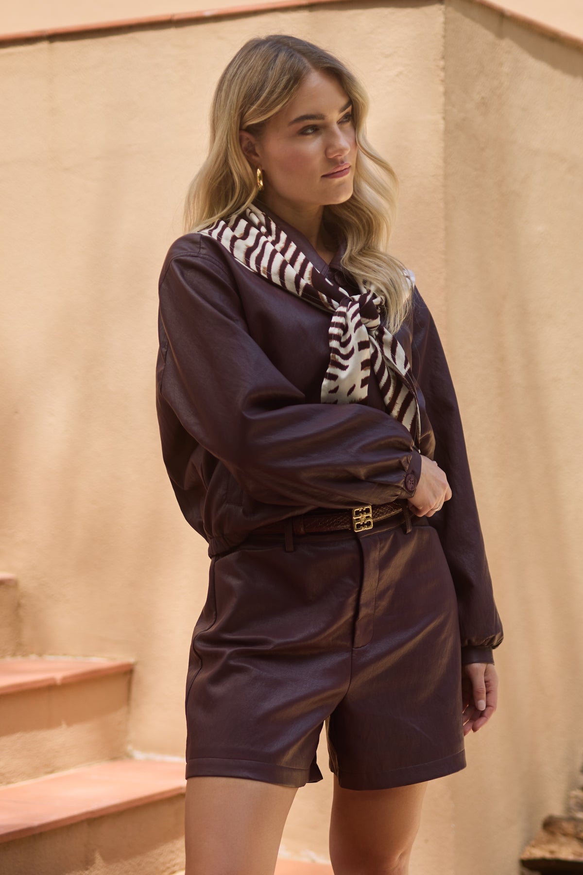 Offwhite sjaal Cici Cherry van Nukus met bloemendessin, zacht en stijlvol accessoire voor dames.