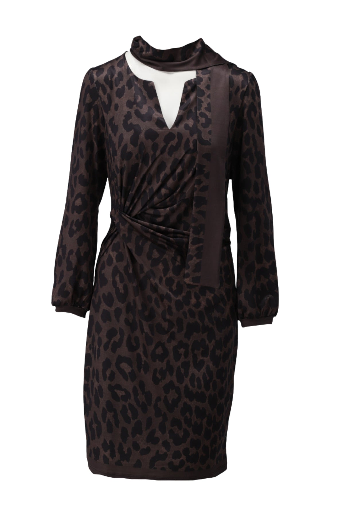 Luipaardprint jurk met sjaaltje van K-design, modieus en comfortabel, zichtbaar op model met stijlvolle details.