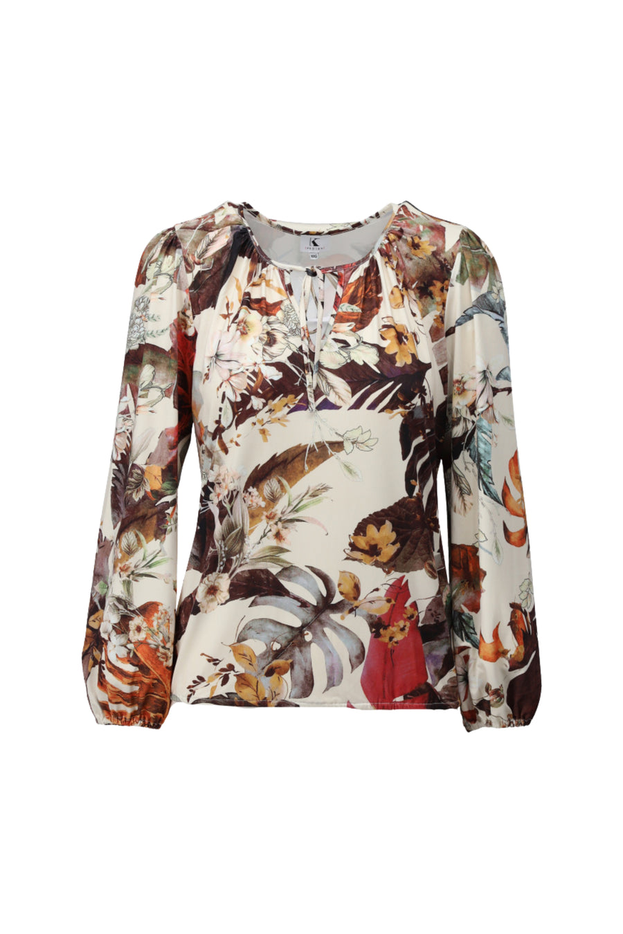 K-design top met botanische print, lichtgewicht en modieus, gedragen door Monique, close-up van het stijlvolle ontwerp.