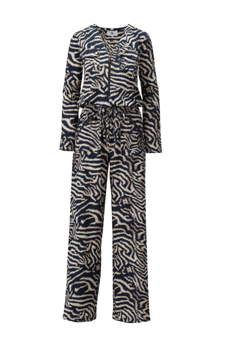 K-design jumpsuit met ritssluiting en print, modieus en comfortabel, gedragen door model op witte achtergrond.