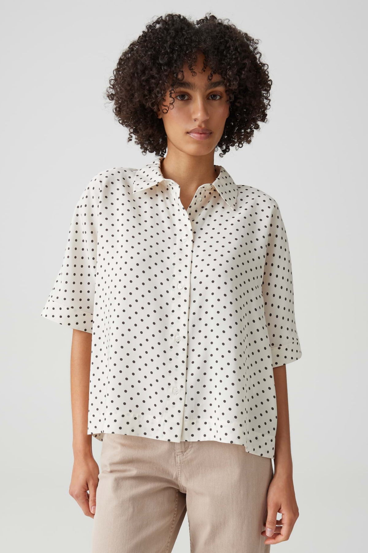 Licht katoenen blouse van Opus met polkadotpatroon en lange mouwen, gedragen door een model.
