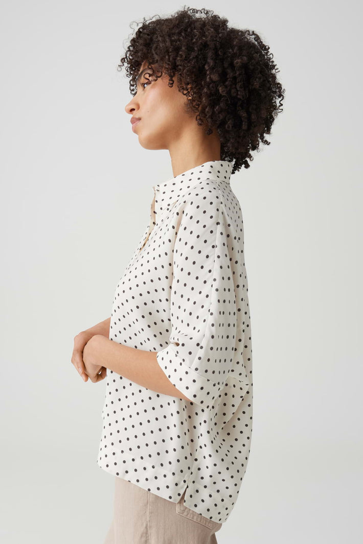 Lichte katoenen blouse van Opus met polkadot patroon, model Monique, gedragen door een vrouw.