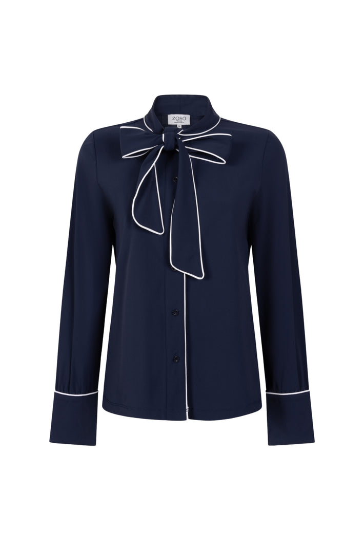 Zoso Travel blouse Karlijn Navy, lichte blauwe blouse met korte mouwen en ronde hals, gedragen door een model.