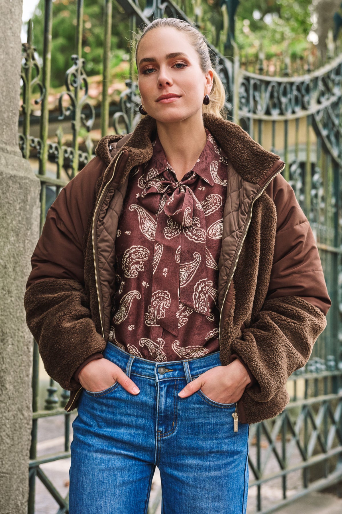 Witte blouse met strik en warm print van EsQualo, elegante blouse met decoratieve strik en gedetailleerd patroon.