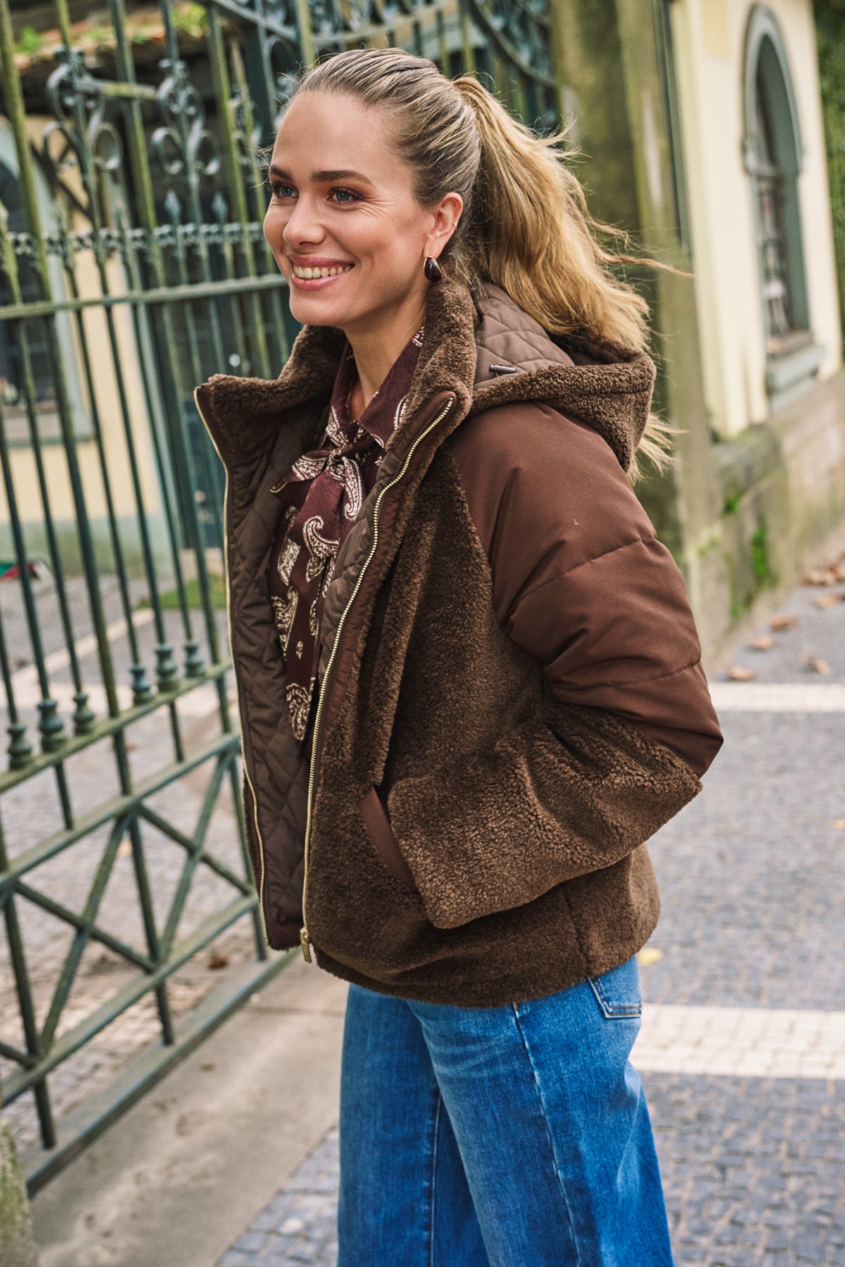 Blouse Bow Warm print van EsQualo, met opvallende print en strikdetail, gedragen door een model.