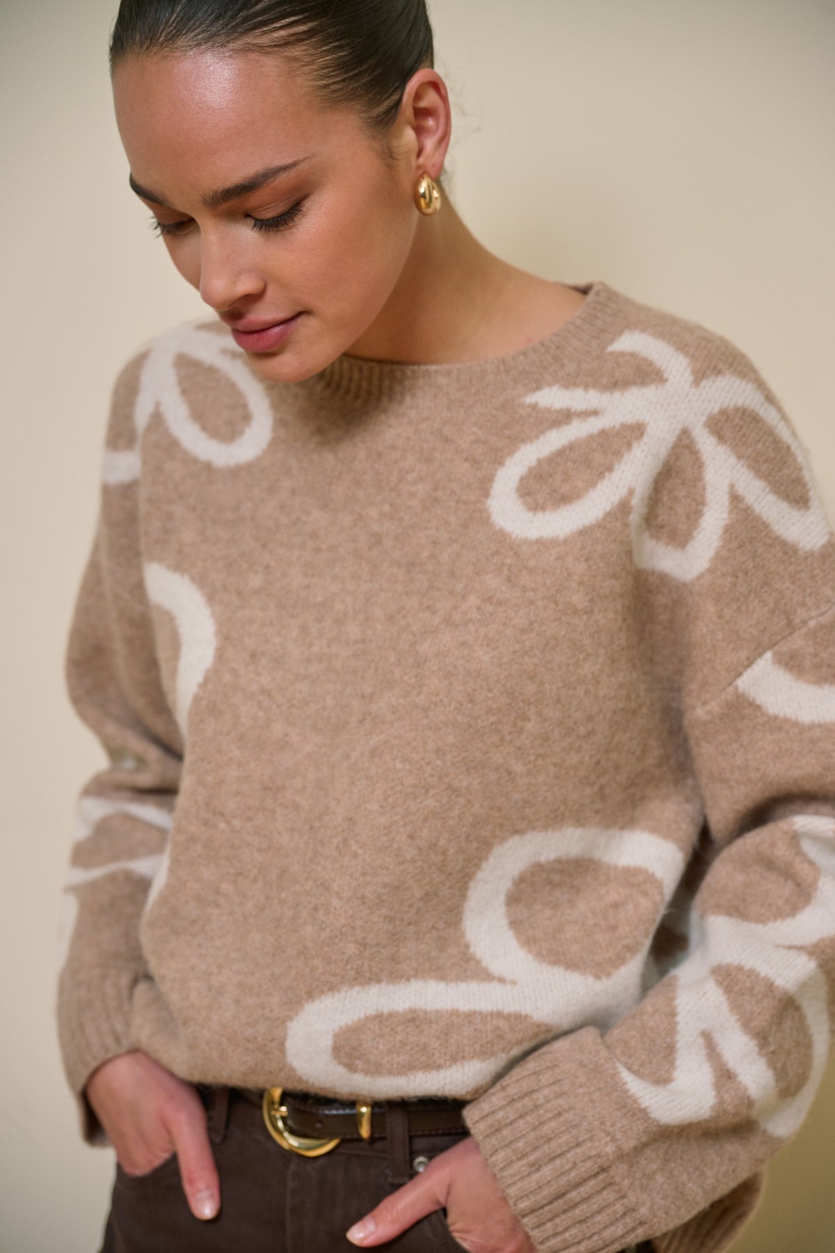 EsQualo sweater met intarsia patroon in zandkleur en melange, comfortabel en stijlvol, close-up van de gebreide textuur.