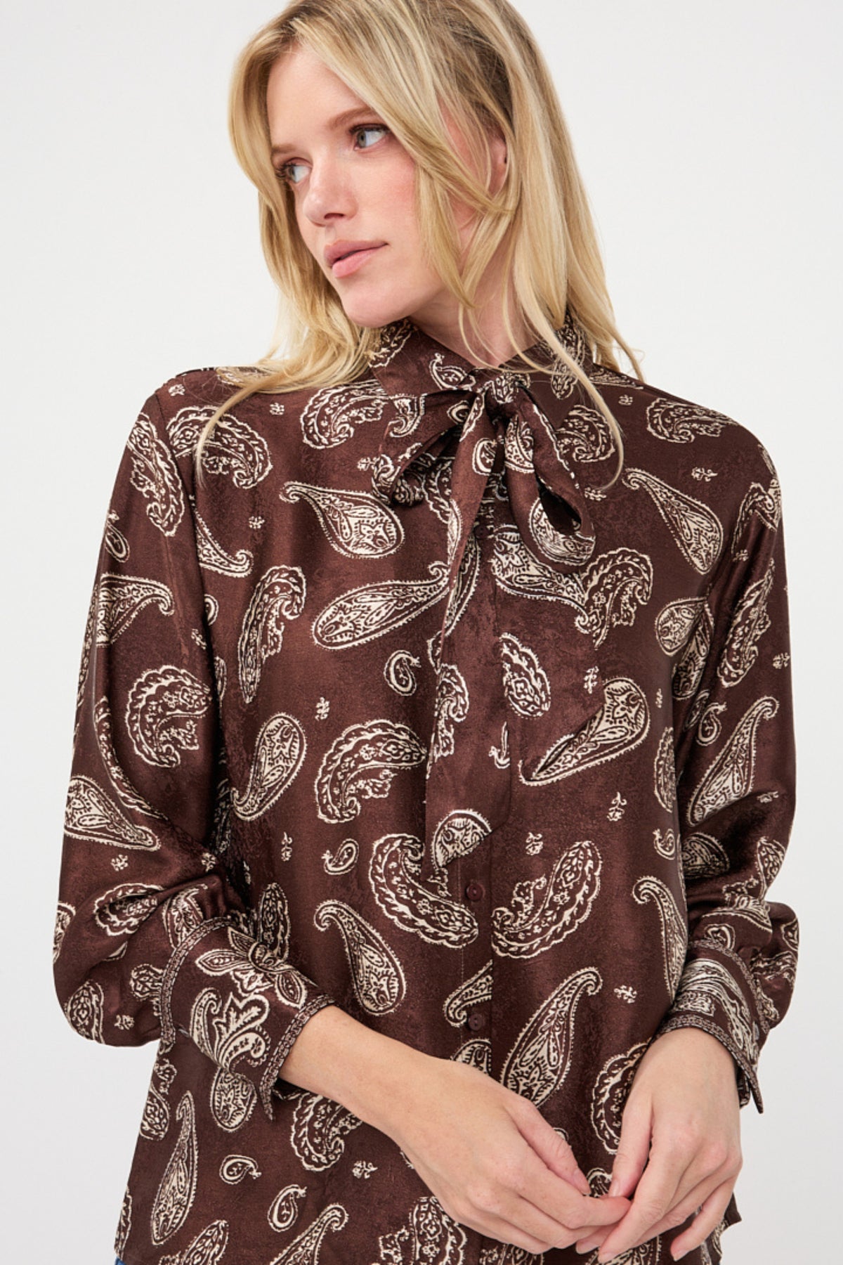 EsQualo blouse Bow Warm Print met strikdetail en print, gedragen door model op de foto.