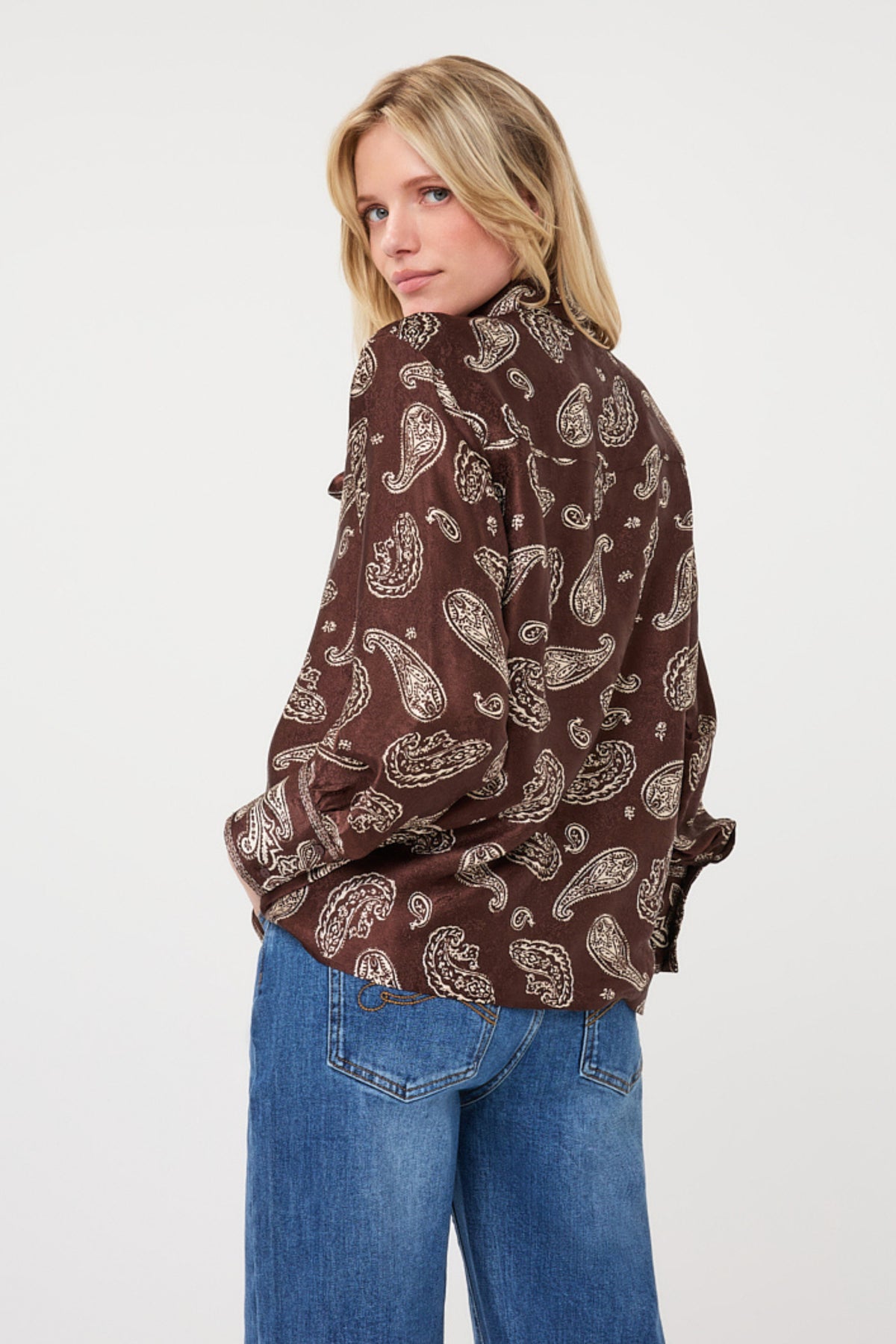 EsQualo blouse Bow Warm print met elegante snit en print, gedragen door Monique.