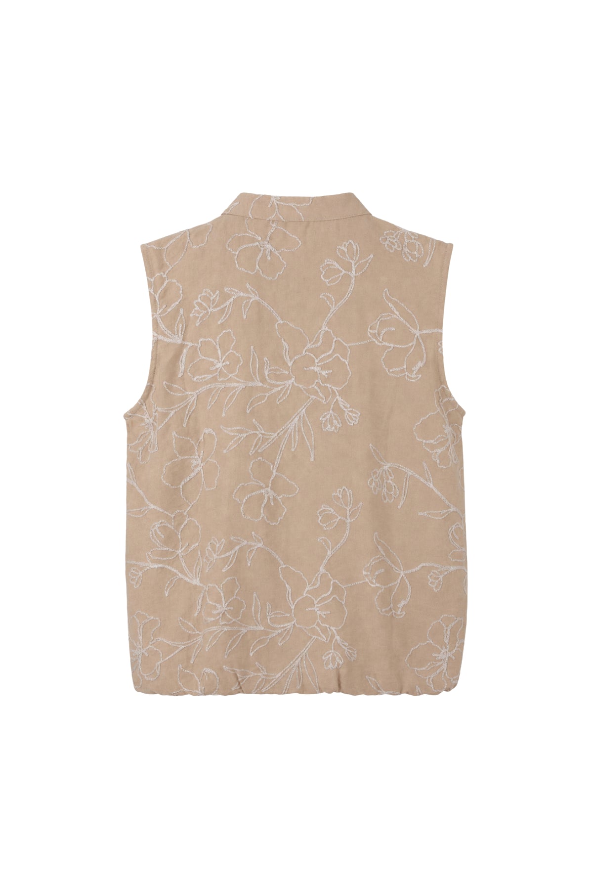 Blouse met bloemenborduursel in zandkleur van Enjoy, modieus en comfortabel, wordt gedragen door een model.