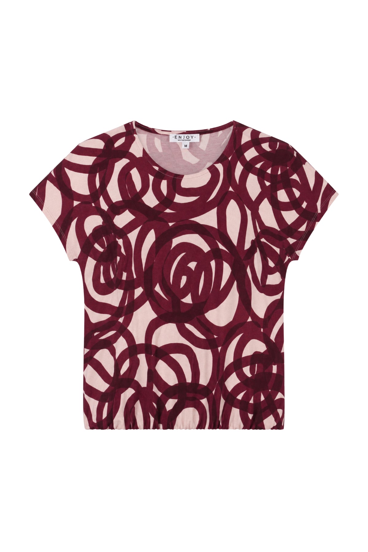 Blouse met cirkelprint van Enjoy, licht en stijlvol, gedragen door model, close-up van het ontwerp en de stof.