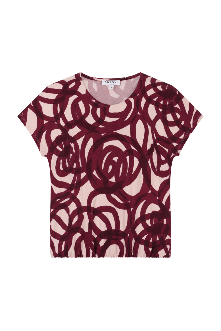 Blouse met cirkelprint van Enjoy, licht en stijlvol, gedragen door model, close-up van het ontwerp en de stof.