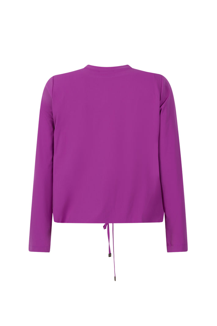 Zoso Madeline violet reisblouse, lichtgewicht en comfortabel, met elegante pasvorm en zachte stof, gedragen door een vrouw.